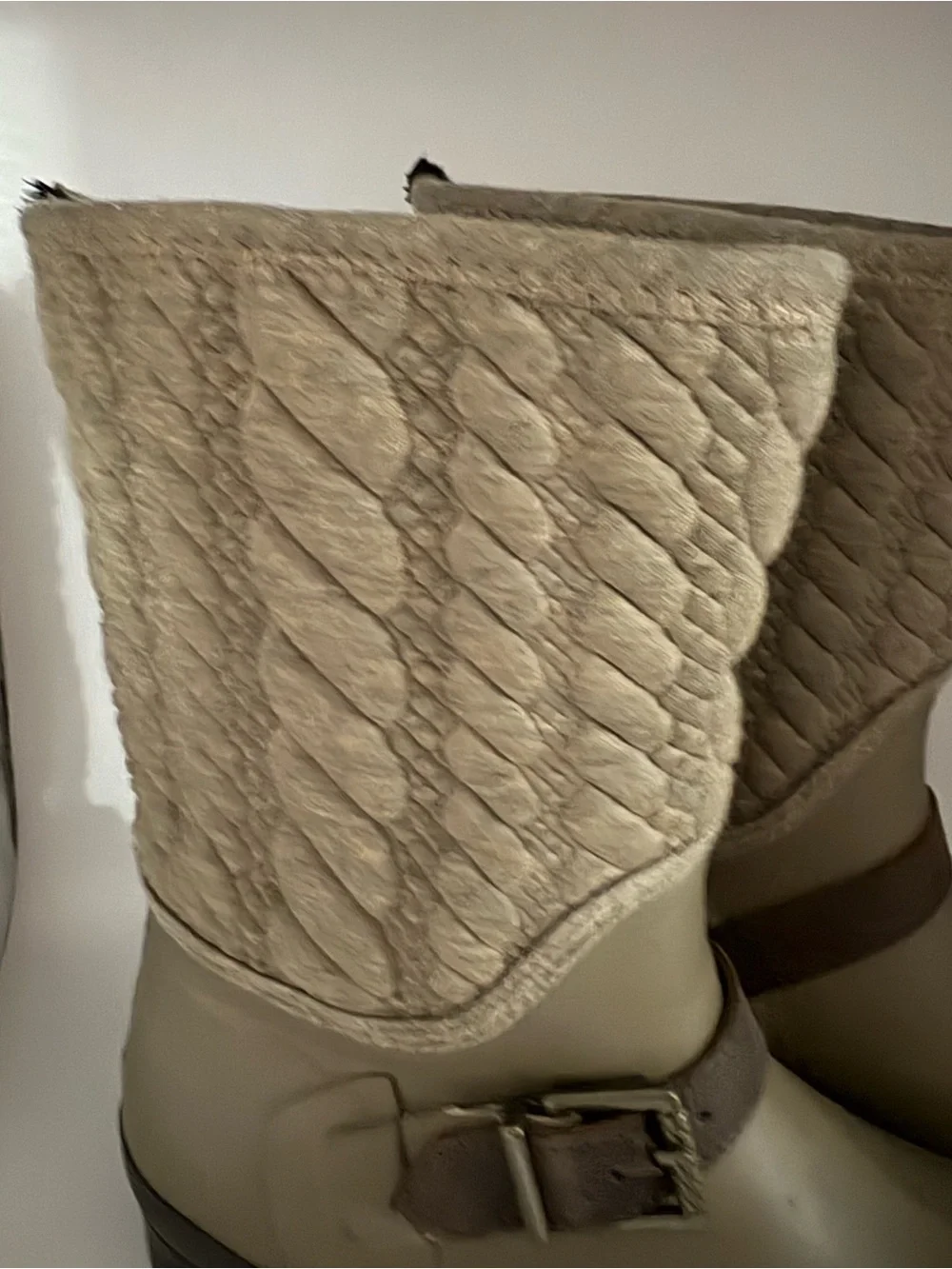 Chic Sperry Olive Colored Quilted Shaft Rain Boots with Buckle Strap Size 8